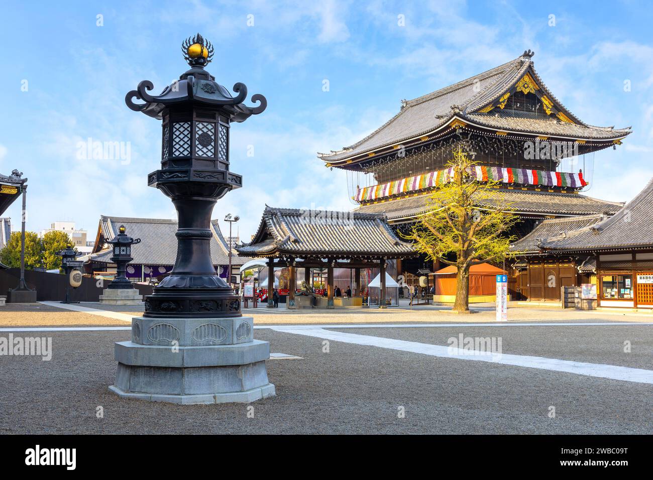 Kyoto, Giappone - marzo 30 2023: Tempio Higashi Honganji situato al centro di Kyoto, una delle due sotto-sette dominanti del Buddhismo Shin in in Giappone e dell'abr Foto Stock