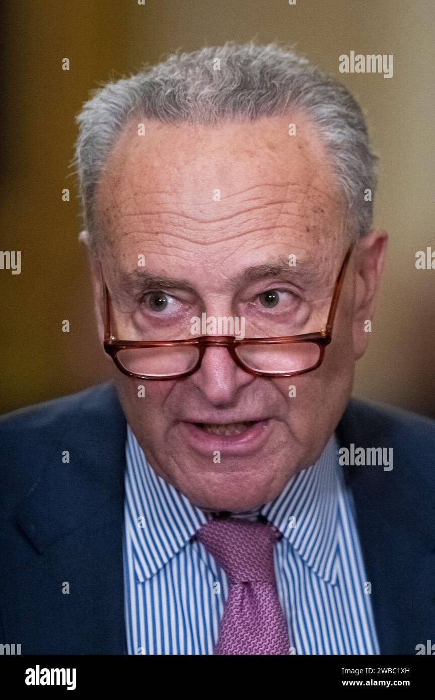 Il leader della maggioranza del Senato degli Stati Uniti Chuck Schumer (Democratico di New York) offre osservazioni durante la conferenza stampa del pranzo della politica democratica del Senato nel corridoio dell'orologio dell'Ohio al Campidoglio degli Stati Uniti a Washington, DC, martedì 9 gennaio 2024. Credito: Rod Lamkey/CNP Foto Stock