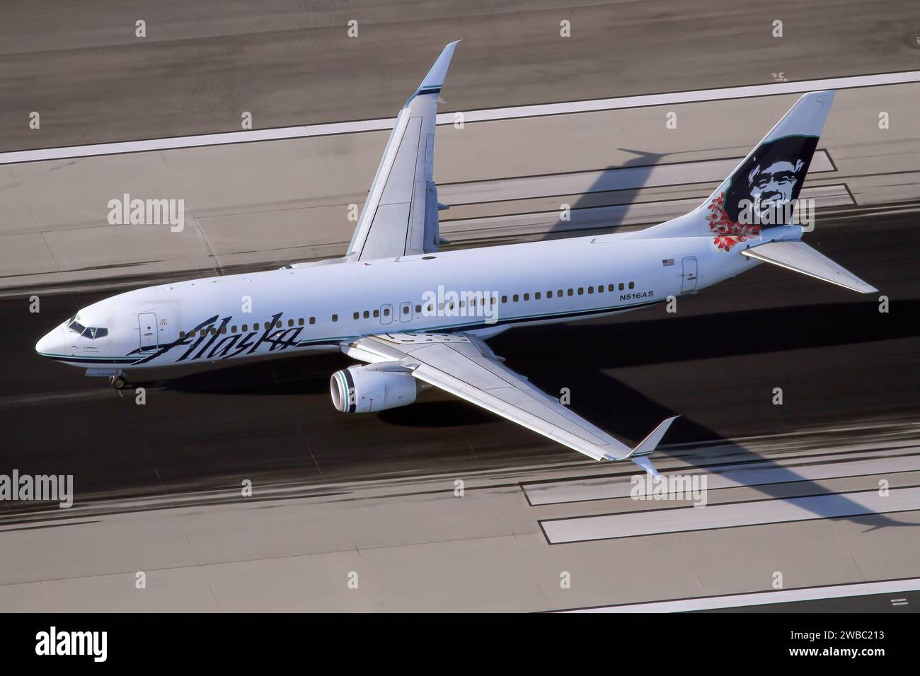 Un Boeing 737-800 Alaska Airlines sulla pista dell'aeroporto internazionale di Los Angeles. Alaska Airlines ha temporaneamente messo a terra la sua flotta di aeromobili Boeing 737-9 dopo che uno dei suoi aerei ha effettuato un atterraggio di emergenza in Oregon. Foto Stock