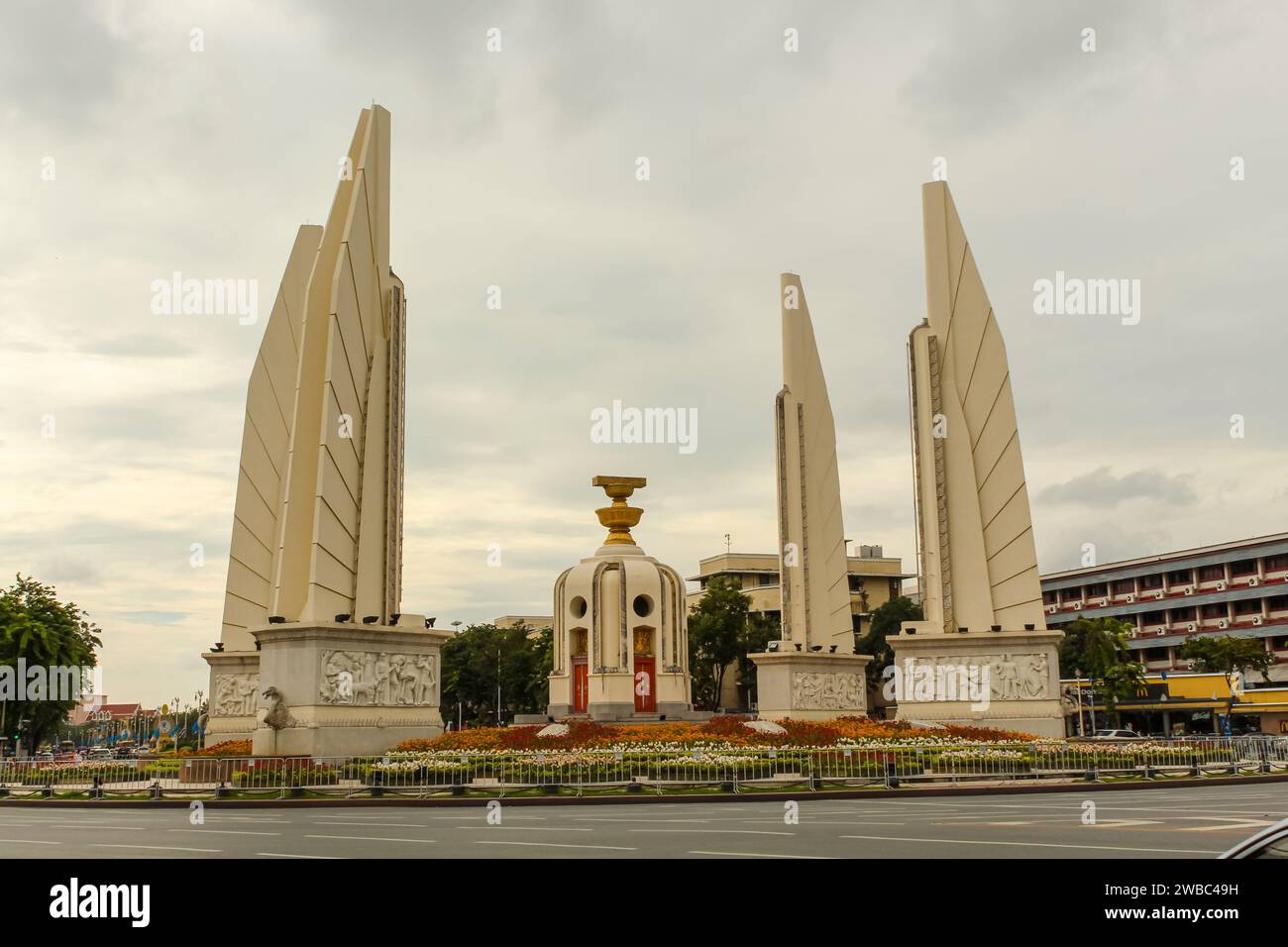 20 AGOSTO 2029, BANGKOK, THAILANDIA: Il Monumento alla democrazia è un monumento pubblico situato nel centro di Bangkok, capitale della Thailandia Foto Stock