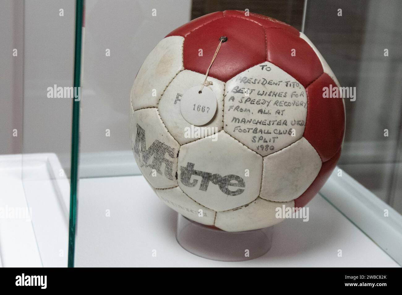 Museo della Jugoslavia: Centro commemorativo - Fondo Josip Broz Tito: Regali dalla Jugoslavia: Pallone da calcio. Belgrado, Serbia. Foto Stock