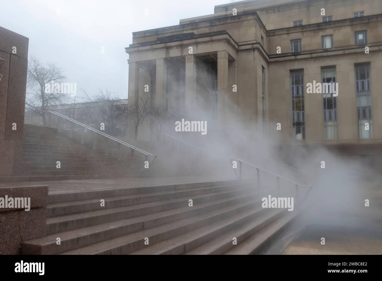 Washington, Distretto di Columbia, USA. 9 gennaio 2024. Il vapore scorre lungo i gradini del tribunale di Moultrie, di fronte alla Corte d'appello del circuito di D.C., durante le discussioni orali sul fatto che Donald Trump sia immune dall'accusa per sovversione elettorale, martedì 9 gennaio 2024 a Washington. Le discussioni orali sono iniziate alle 9:30, al quinto piano del tribunale E. Barrett Prettyman. (Immagine di credito: © Eric Kayne/ZUMA Press Wire) SOLO USO EDITORIALE! Non per USO commerciale! Foto Stock