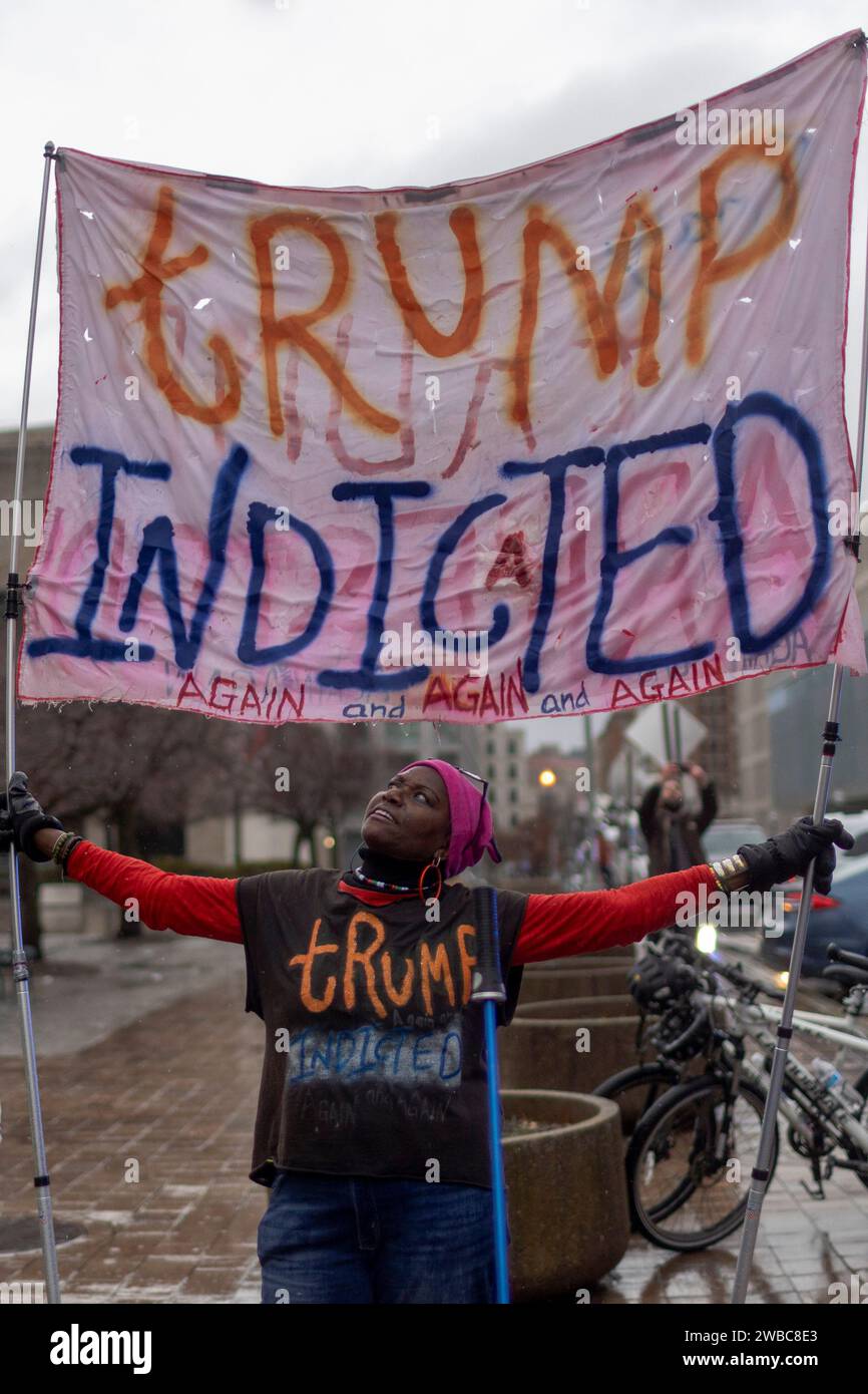9 gennaio 2024, Washington, Distretto di Columbia, USA: NADINE SEILER di Waldorf, MD proteste al di fuori della Corte d'appello del circuito di Washington, durante discussioni orali sul fatto che Donald Trump sia immune da procedimenti giudiziari per sovversione elettorale. Le discussioni orali sono iniziate alle 9:30, al quinto piano del tribunale E. Barrett Prettyman. (Immagine di credito: © Eric Kayne/ZUMA Press Wire) SOLO USO EDITORIALE! Non per USO commerciale! Foto Stock