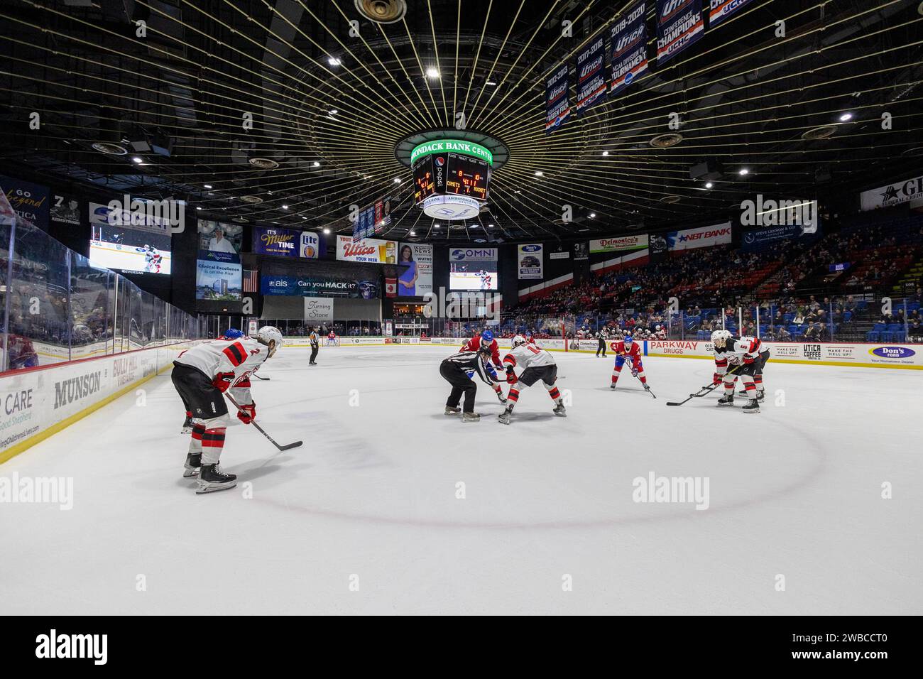 7 gennaio 2024: I giocatori di Utica Comets e Laval Rocket si affrontano nel primo periodo. Gli Utica Comets ospitarono i Laval Rocket in una partita della American Hockey League all'Adirondack Bank Center di Utica, New York. (Jonathan Tenca/CSM) Foto Stock