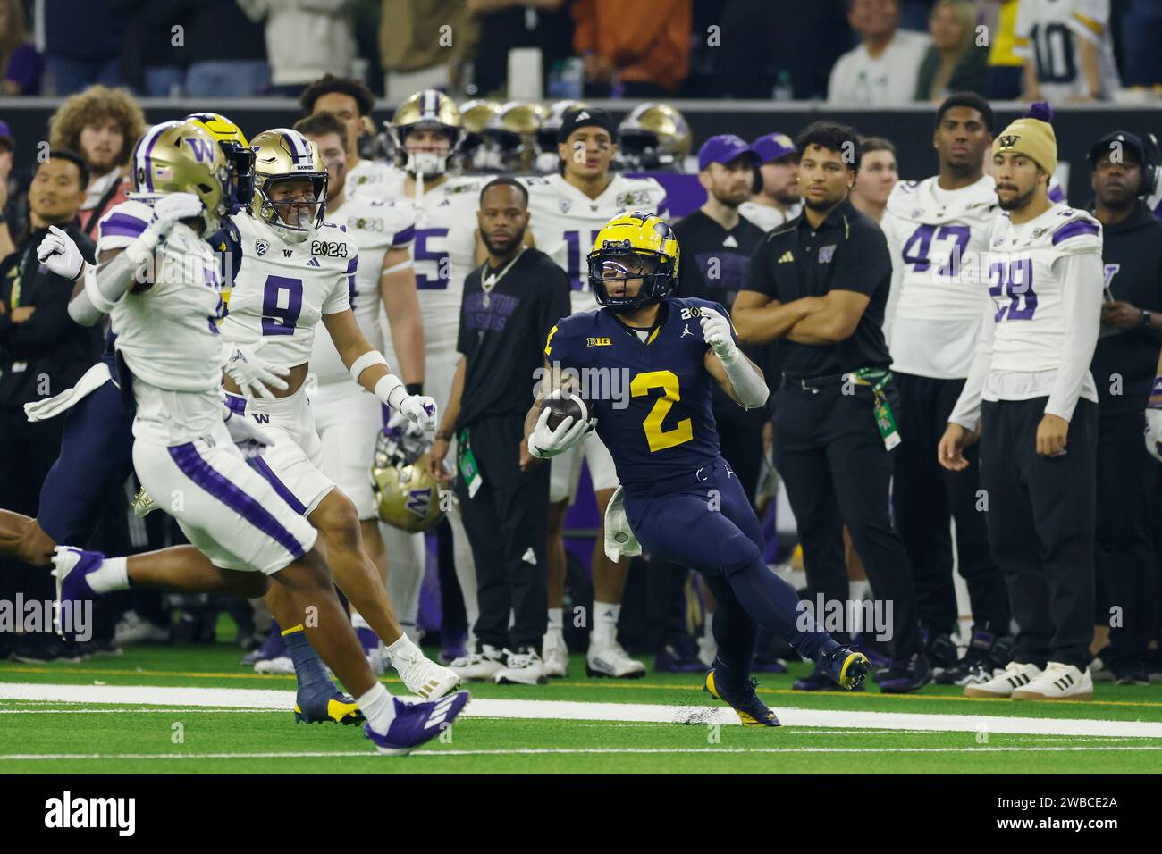 HOUSTON, Texas - 08 GENNAIO: Il running back dei Michigan Wolverines Blake Corum (2) corre a fondo campo con la palla durante il campionato nazionale CFP contro i Washington Huskies l'8 gennaio 2024 all'NRG Stadium di Houston, Texas. (Foto di Joe Robbins/immagine di Sport) Foto Stock