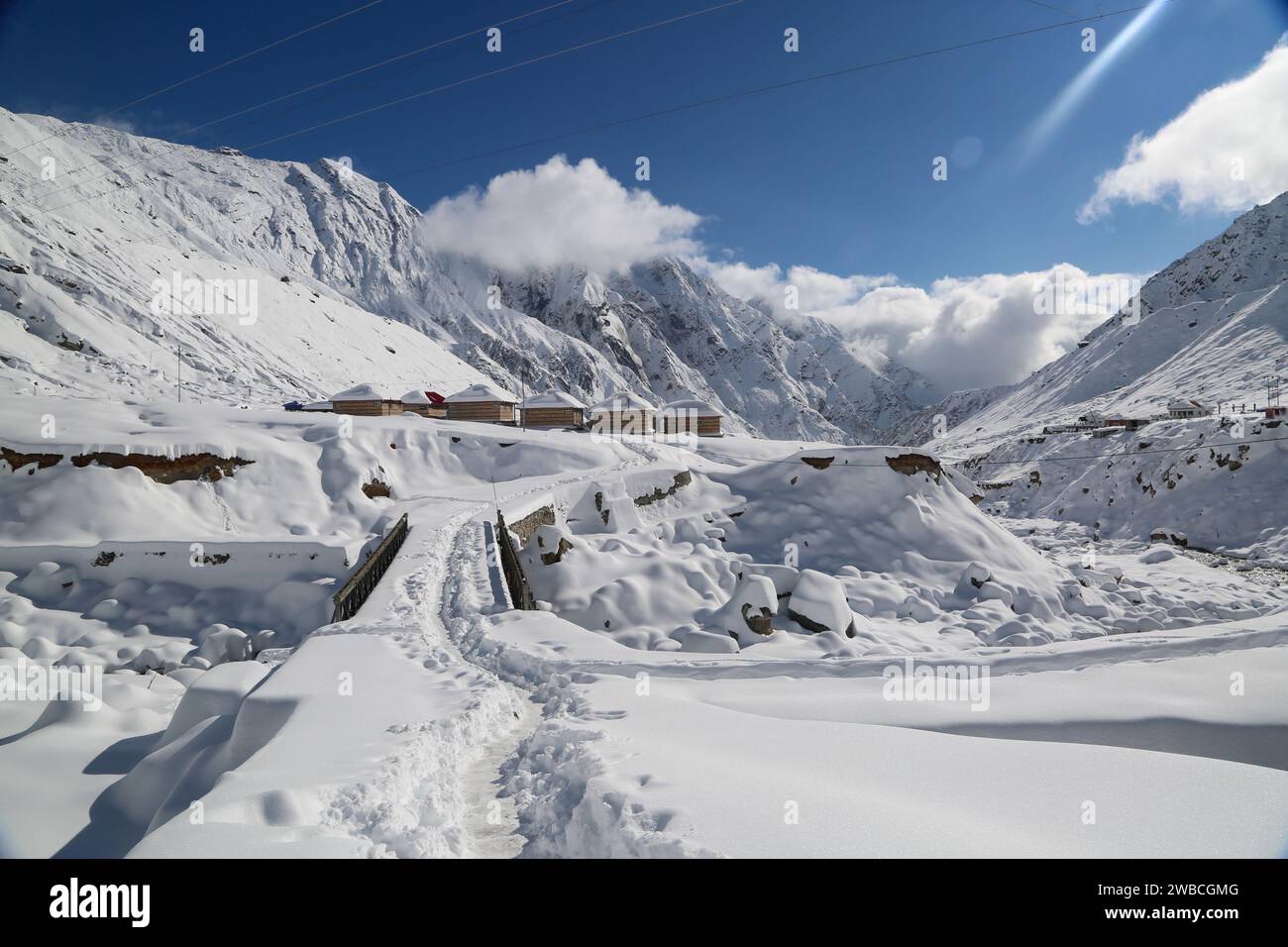 Vette innevate e alba a Himalaya. Punteggiata da lunghe catene montuose e gioielli scintillanti nella mappa del mondo, Uttarakhand è ben conosciuta Foto Stock