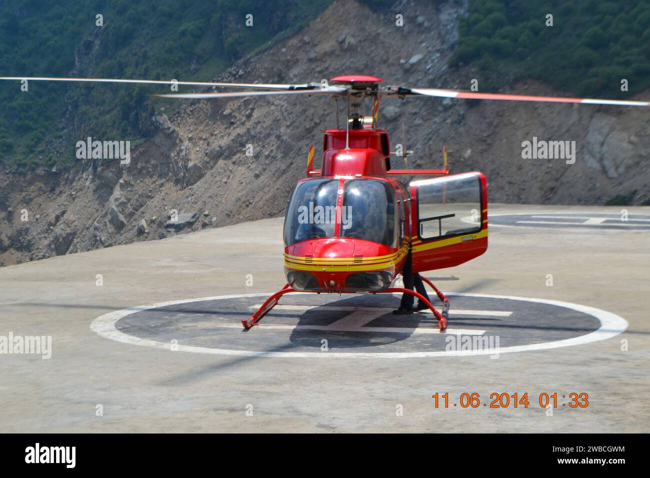 Un elicottero atterrò sull'eliporto in India. Un elicottero è un tipo di rotorcraft in cui il sollevamento e la spinta sono forniti da rotore a rotazione orizzontale Foto Stock