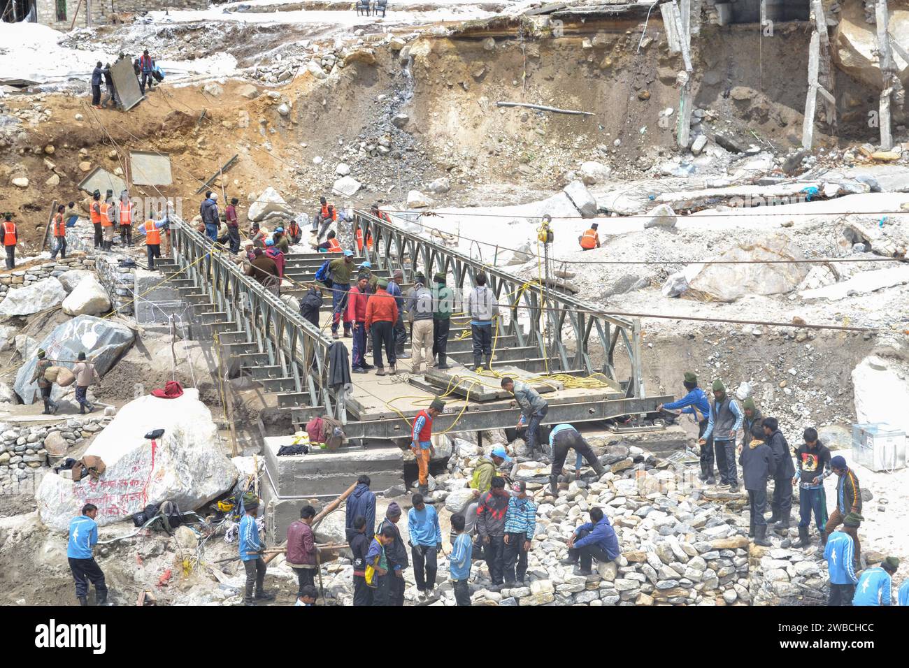 Rudarprayag, Uttarakhand, India, maggio 18 2014, progetto di ricostruzione di Kedarnath, ricostruire i ponti danneggiati in caso di disastro. Kedarnath fu devastato su Ju Foto Stock
