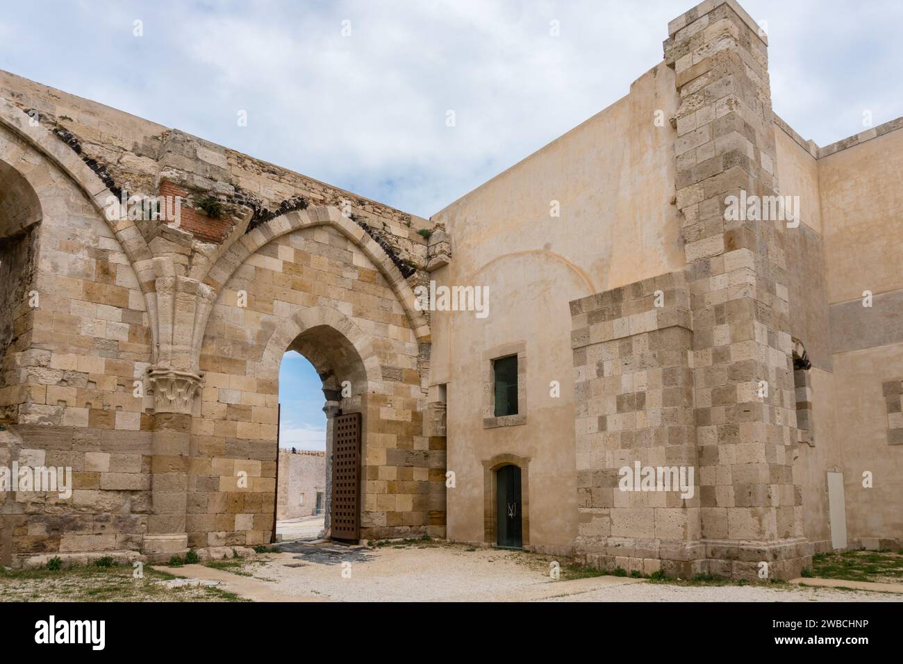 Siracusa, Italia - 9 maggio 2022: All'interno del famoso castello di Maniace sull'isola di Ortigia a Siracusa durante una giornata di sole Foto Stock