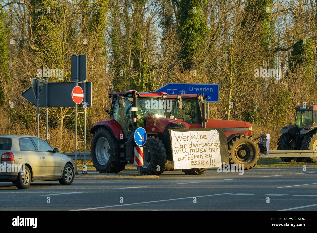 Durante le proteste a livello nazionale degli agricoltori, i vialetti per l'autostrada sono stati chiusi. Un trattore con lo slogan 'se non volete l'agricoltura, voi ju Foto Stock