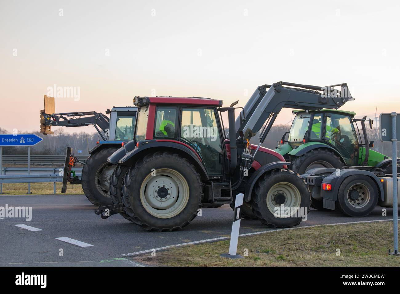 Gli agricoltori bloccano l'ingresso di un'autostrada in Germania con i trattori Foto Stock