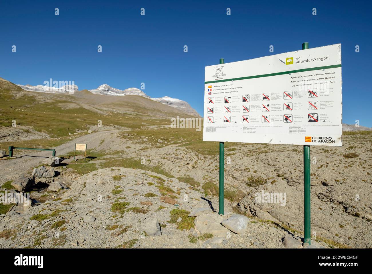 Cartello frente a las cumbres, Llano Tripals, parque nacional de Ordesa y Monte Perdido, comarca del Sobrarbe, Huesca, Aragón, cordillera de los Pirine Foto Stock