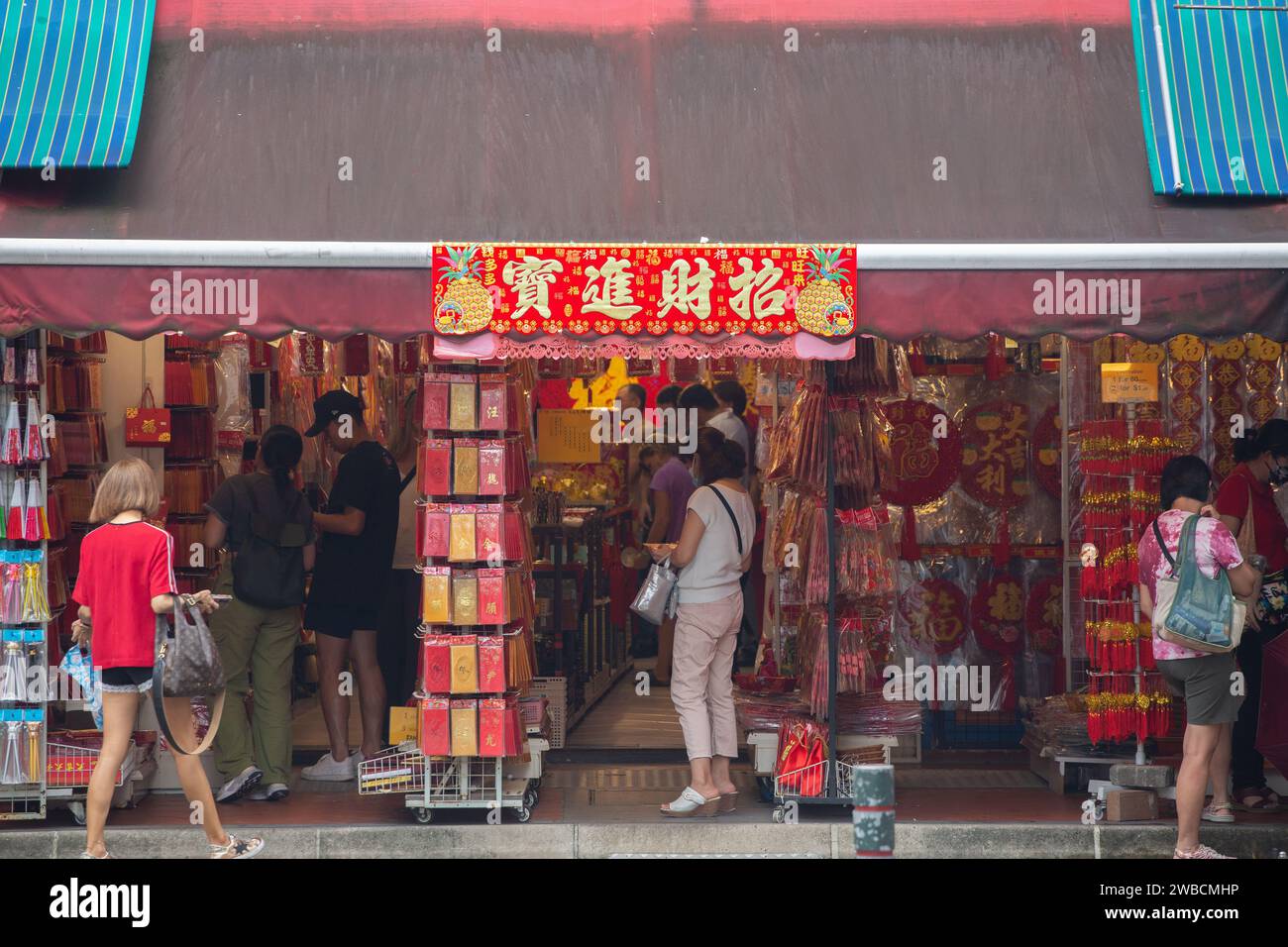 I clienti del negozio che vendono decorazioni cinesi per il nuovo anno del drago, Singapore. 2024 Foto Stock