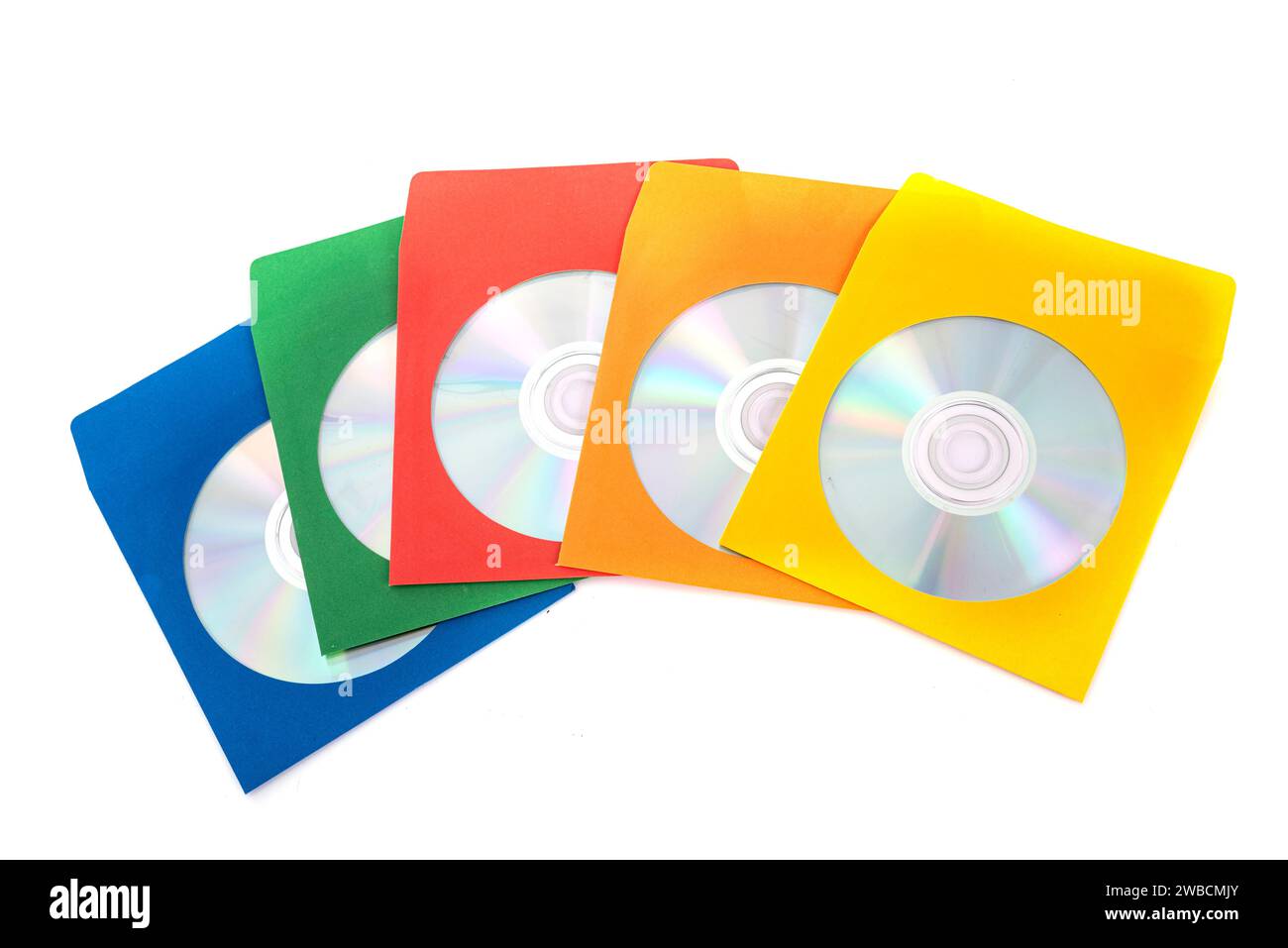 compact disk e busta davanti a sfondo bianco Foto Stock