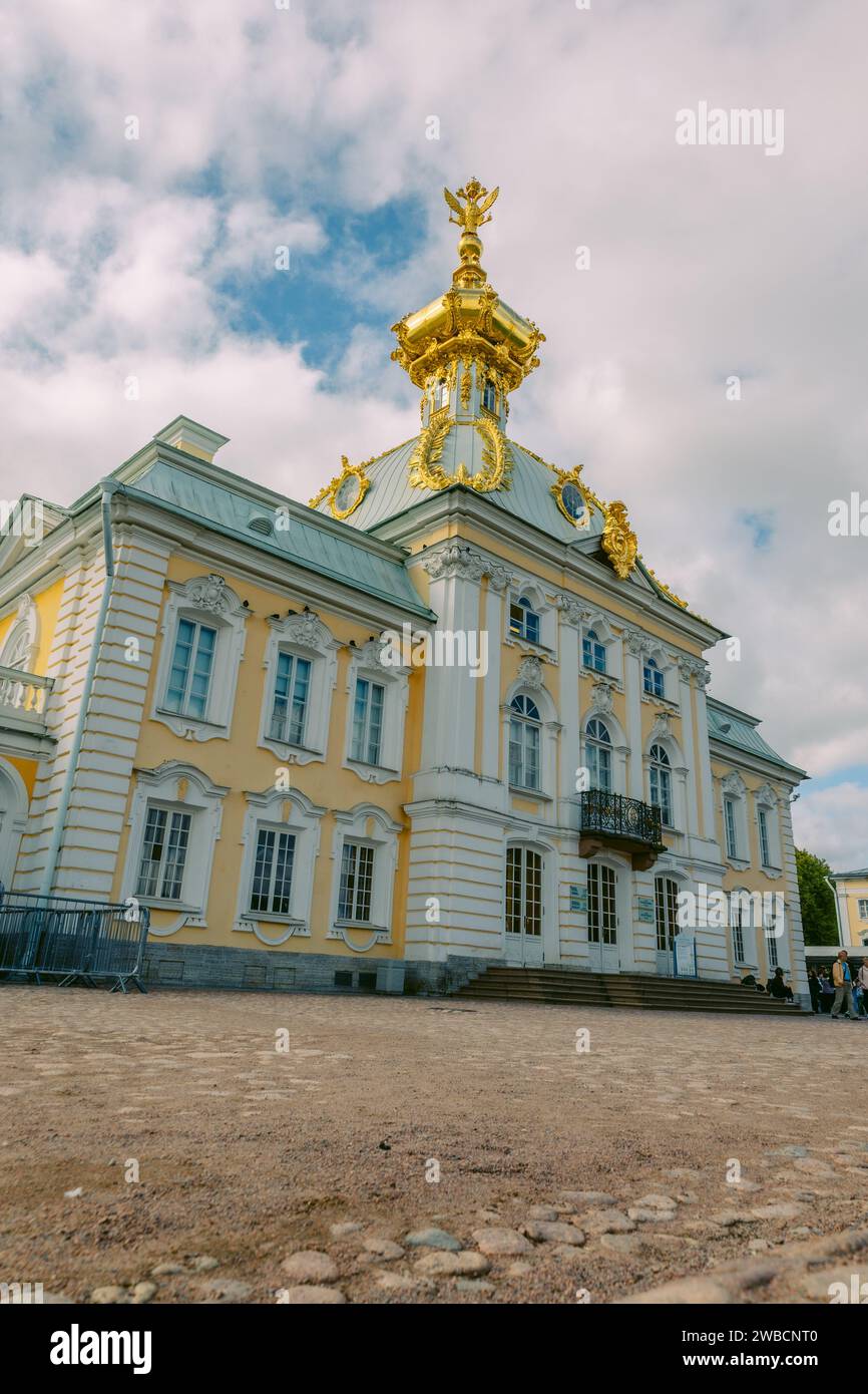 St Pietroburgo, Russia - 23 agosto 2023: Fontane di Peterhof. Vista della dispensa speciale del Museo, ala occidentale del grande Palazzo Peterhof Foto Stock