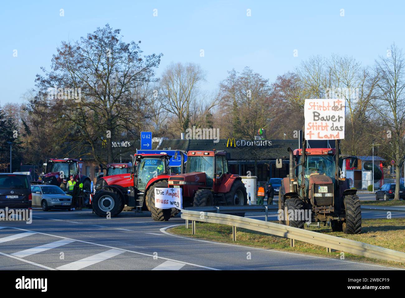 Germania , Groß Beuchow , 08.01.2024 , gli agricoltori hanno bloccato l'ingresso con i loro trattori alla rampa autostradale di McDonald's Foto Stock