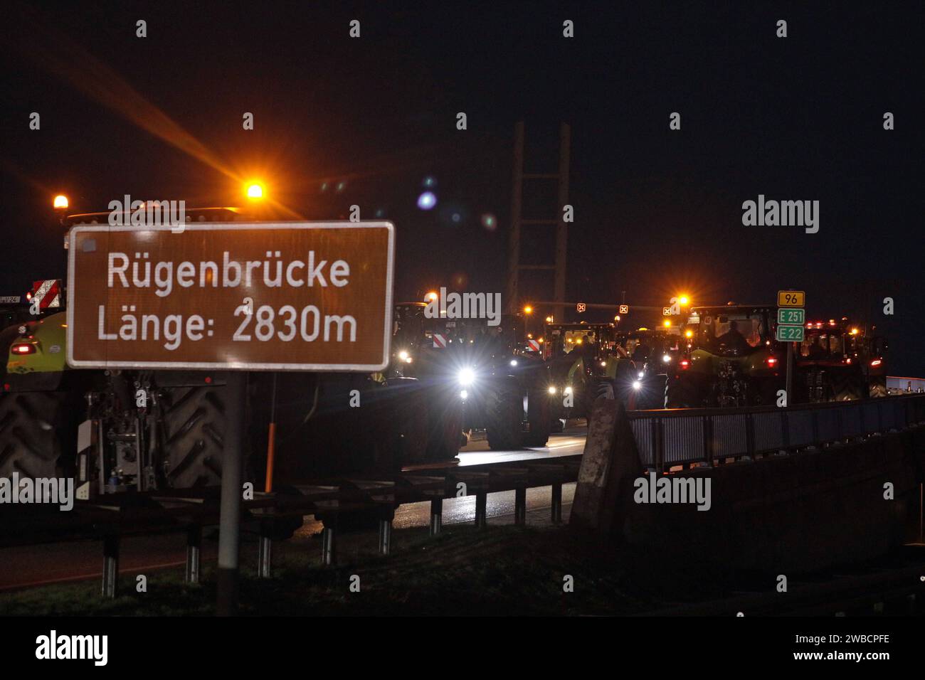 Rügenbrücke blockiert: Hunderte Bauern legten AM 9. Januar 2024 den Zugang zu Deutschlands größter Insel lahm. *** Il ponte di Rügen ha bloccato centinaia di agricoltori bloccato l'accesso alla più grande isola germanica il 9 gennaio 2024 Foto Stock