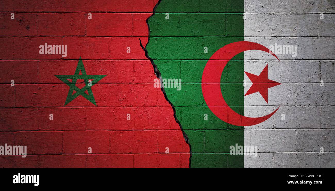 Muro di mattoni incrinati dipinto con una bandiera marocchina a sinistra e una bandiera algerina a destra. Foto Stock