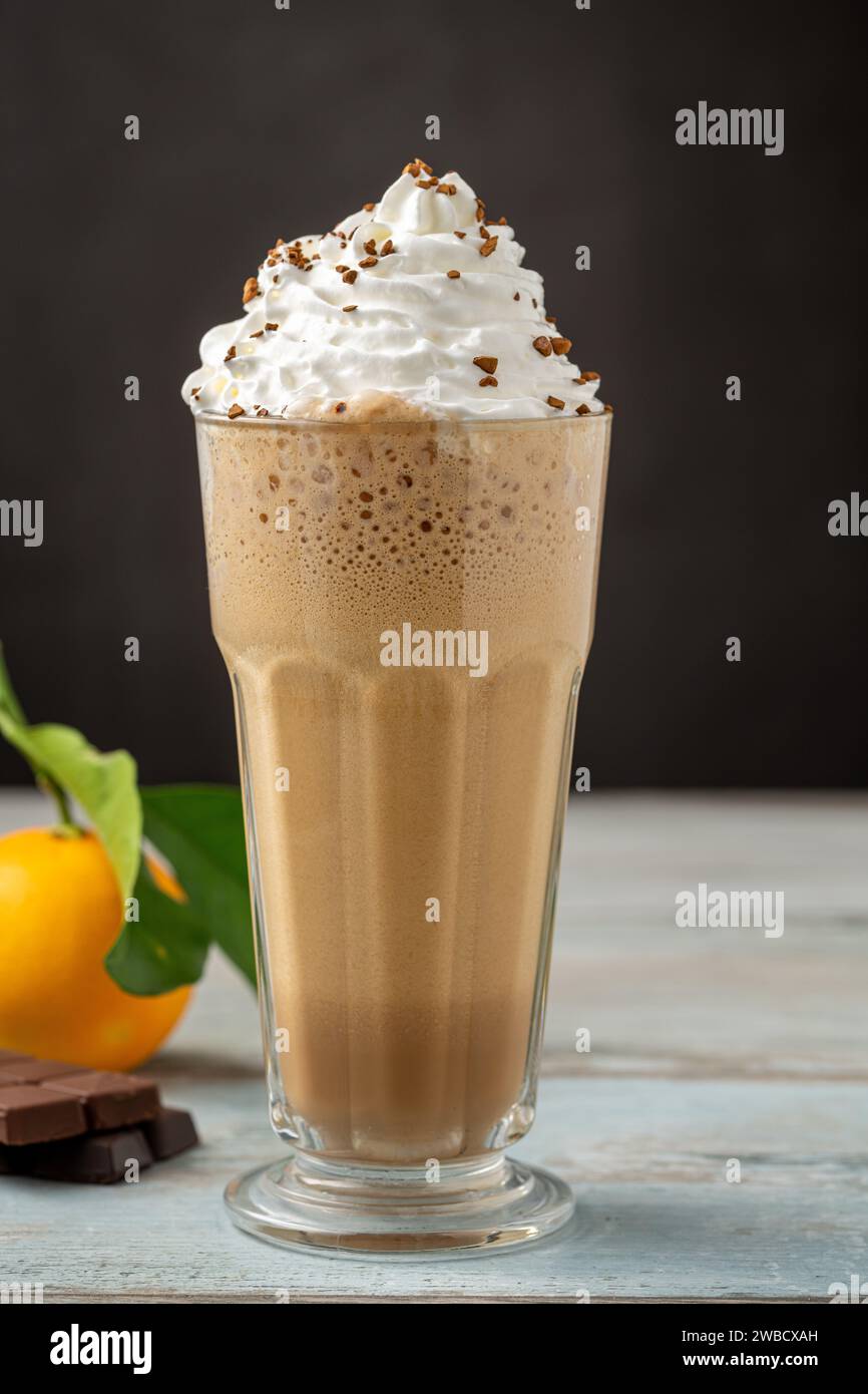 Frullato di arancia e cioccolato con caffè cosparso sopra Foto Stock