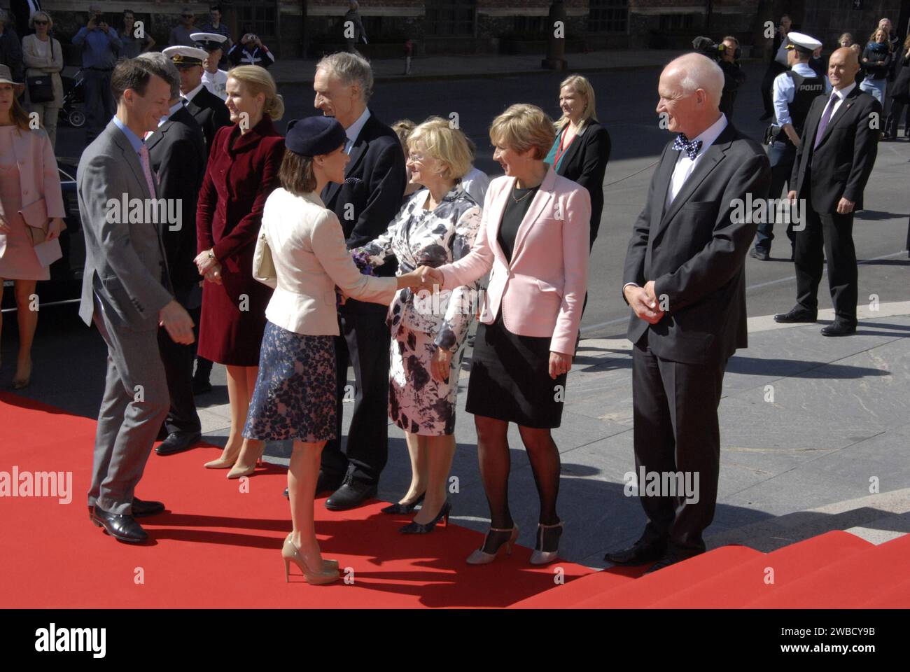 COPENAHGEN /DENAMRK 05 giugno 2015  Danimarca celebrazione 100 anni donne votanti diritto di costituzione giorno del suo primo ministro danese Ms.helle Thorning-Schmidt e il resto del membro del parlamento saluta la famiglia reale H.M.la Regina Margrethe II e il principe ereditario Frederik la principessa ereditaria Maria principessa Marie Prince Benedikt Prince joachim all'arrivo nel palazzo del parlamento danese di christiansborg oggi stesso, in giorno d'oggi Foto Stock