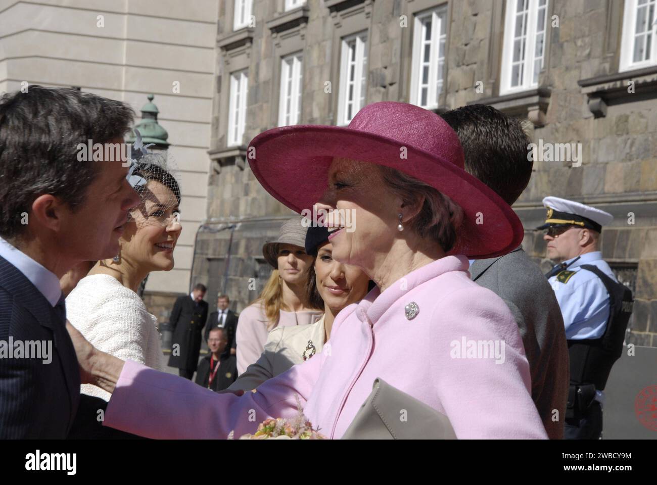 COPENAHGEN /DENAMRK 05 giugno 2015  Danimarca celebrazione 100 anni donne votanti diritto di costituzione giorno del suo primo ministro danese Ms.helle Thorning-Schmidt e il resto del membro del parlamento saluta la famiglia reale H.M.la Regina Margrethe II e il principe ereditario Frederik la principessa ereditaria Maria principessa Marie Prince Benedikt Prince joachim all'arrivo nel palazzo del parlamento danese di christiansborg oggi stesso, in giorno d'oggi Foto Stock