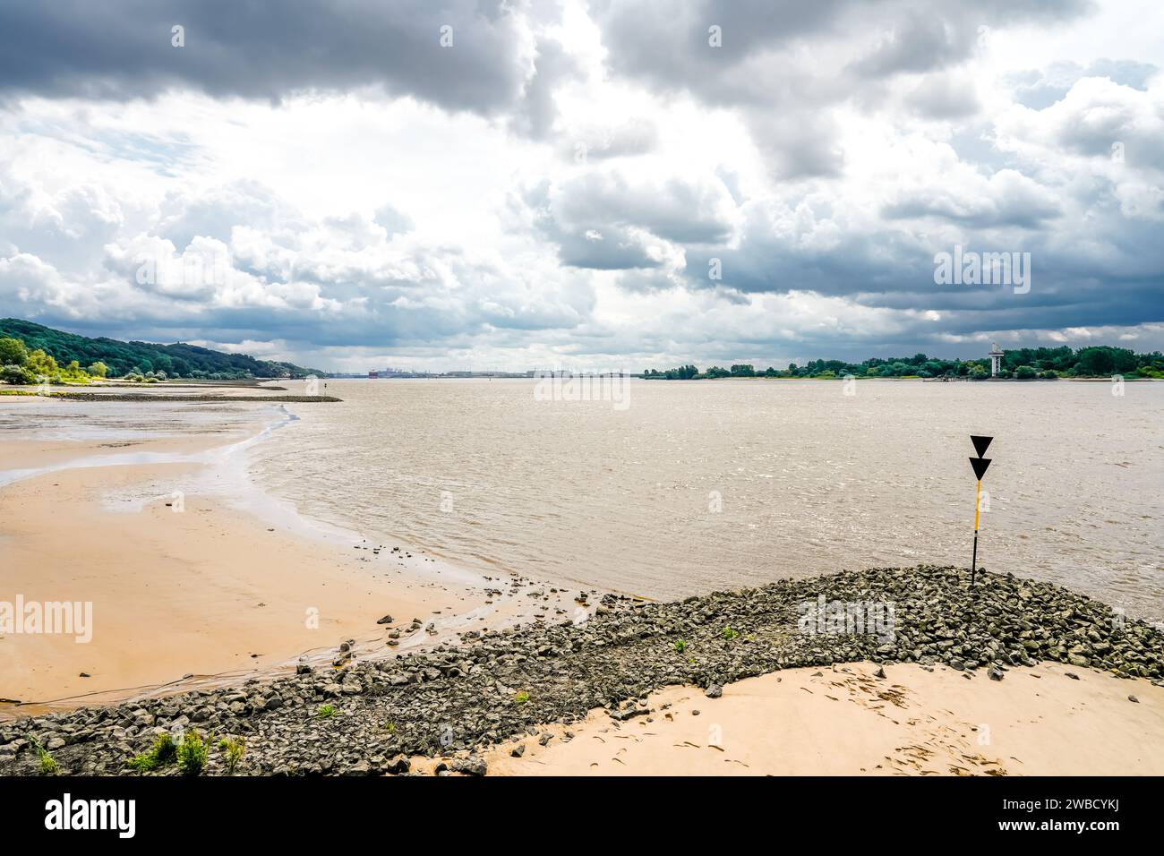 La banca Rissen sull'Elba. Paesaggio sul fiume vicino ad Amburgo. Foto Stock