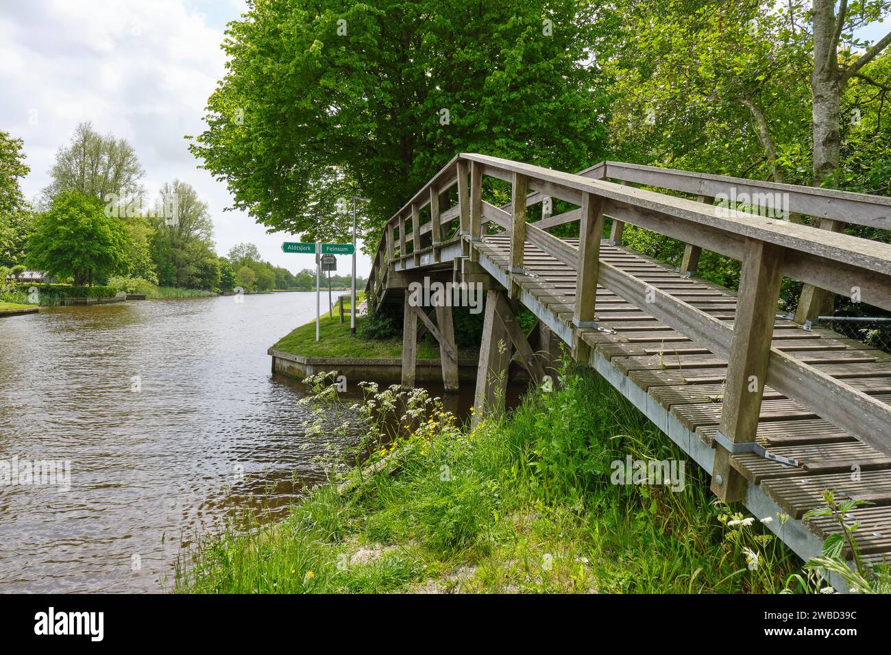 Passerella pedonale in legno sul Dokkumer EE nella città di Bartlehiem in Frisia, Paesi Bassi. Reso famoso durante il tour di pattinaggio su Eleven Cities Foto Stock