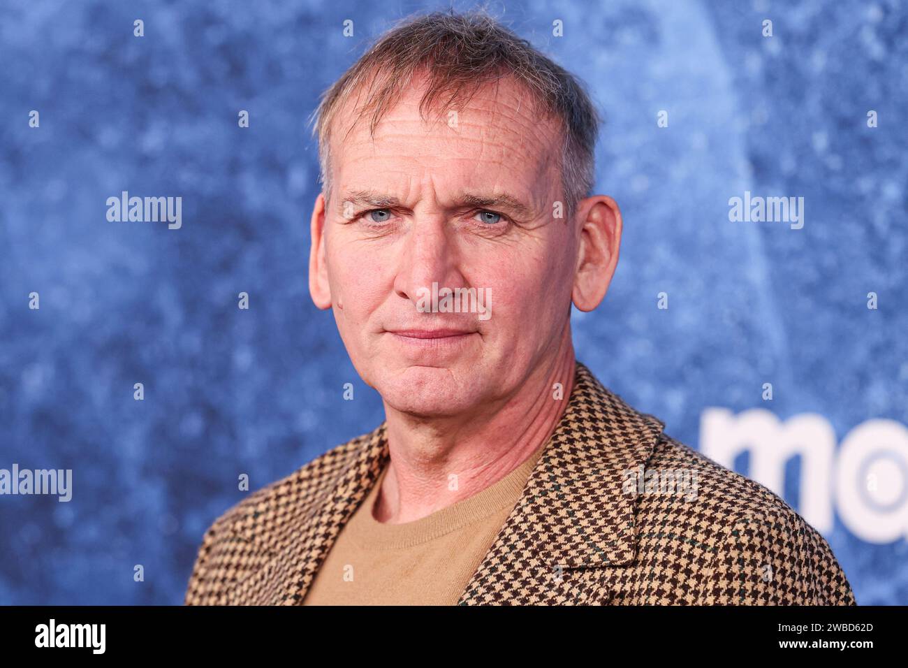 HOLLYWOOD, LOS ANGELES, CALIFORNIA, USA - GENNAIO 09: Christopher Eccleston arriva alla Los Angeles Premiere della quarta stagione di "True Detective: Night Country" di HBO, tenutasi al Paramount Theatre presso i Paramount Pictures Studios il 9 gennaio 2024 a Hollywood, Los Angeles, California, Stati Uniti. (Foto di Xavier Collin/Image Press Agency) Foto Stock