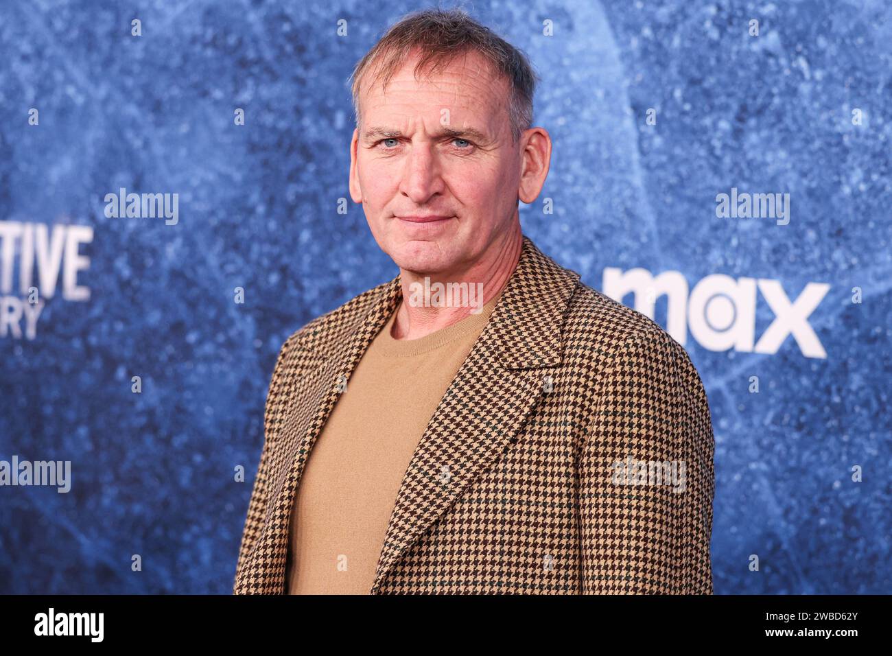 HOLLYWOOD, LOS ANGELES, CALIFORNIA, USA - GENNAIO 09: Christopher Eccleston arriva alla Los Angeles Premiere della quarta stagione di "True Detective: Night Country" di HBO, tenutasi al Paramount Theatre presso i Paramount Pictures Studios il 9 gennaio 2024 a Hollywood, Los Angeles, California, Stati Uniti. (Foto di Xavier Collin/Image Press Agency) Foto Stock