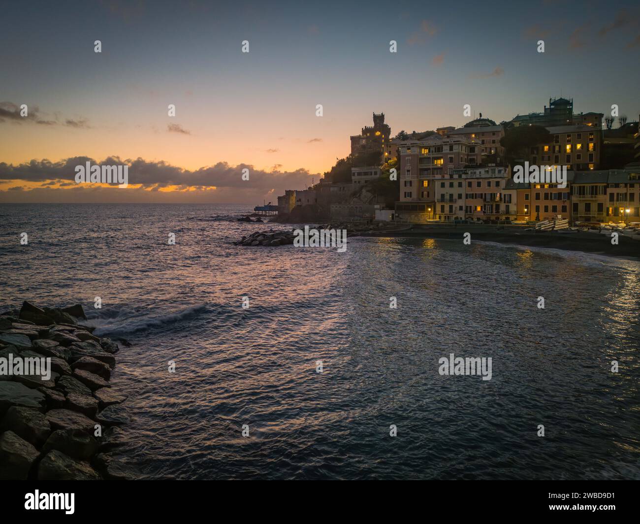 Vista aerea della spiaggia di Boccadasse a Genova Foto Stock