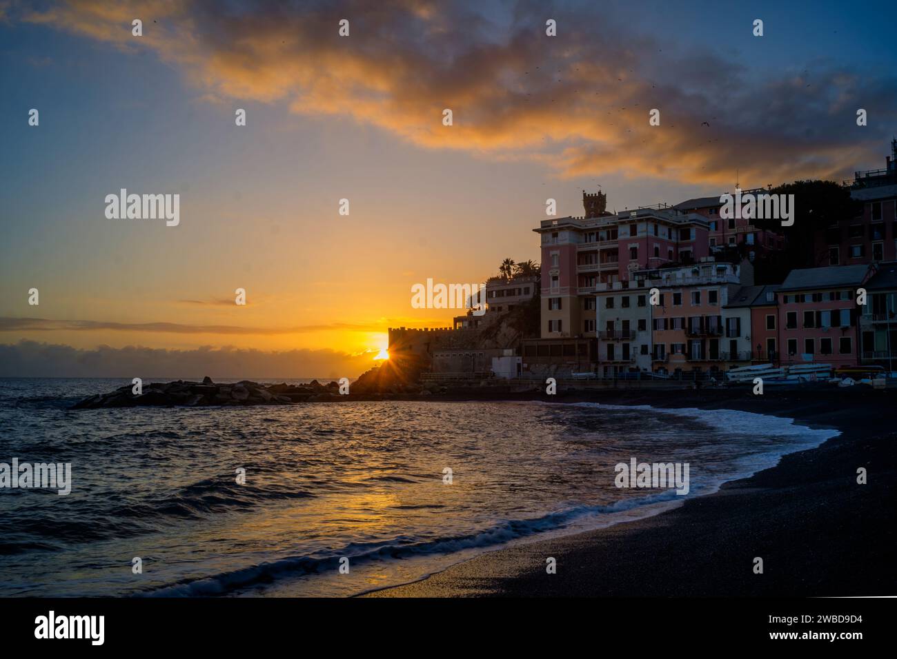 Vista aerea della spiaggia di Boccadasse a Genova Foto Stock