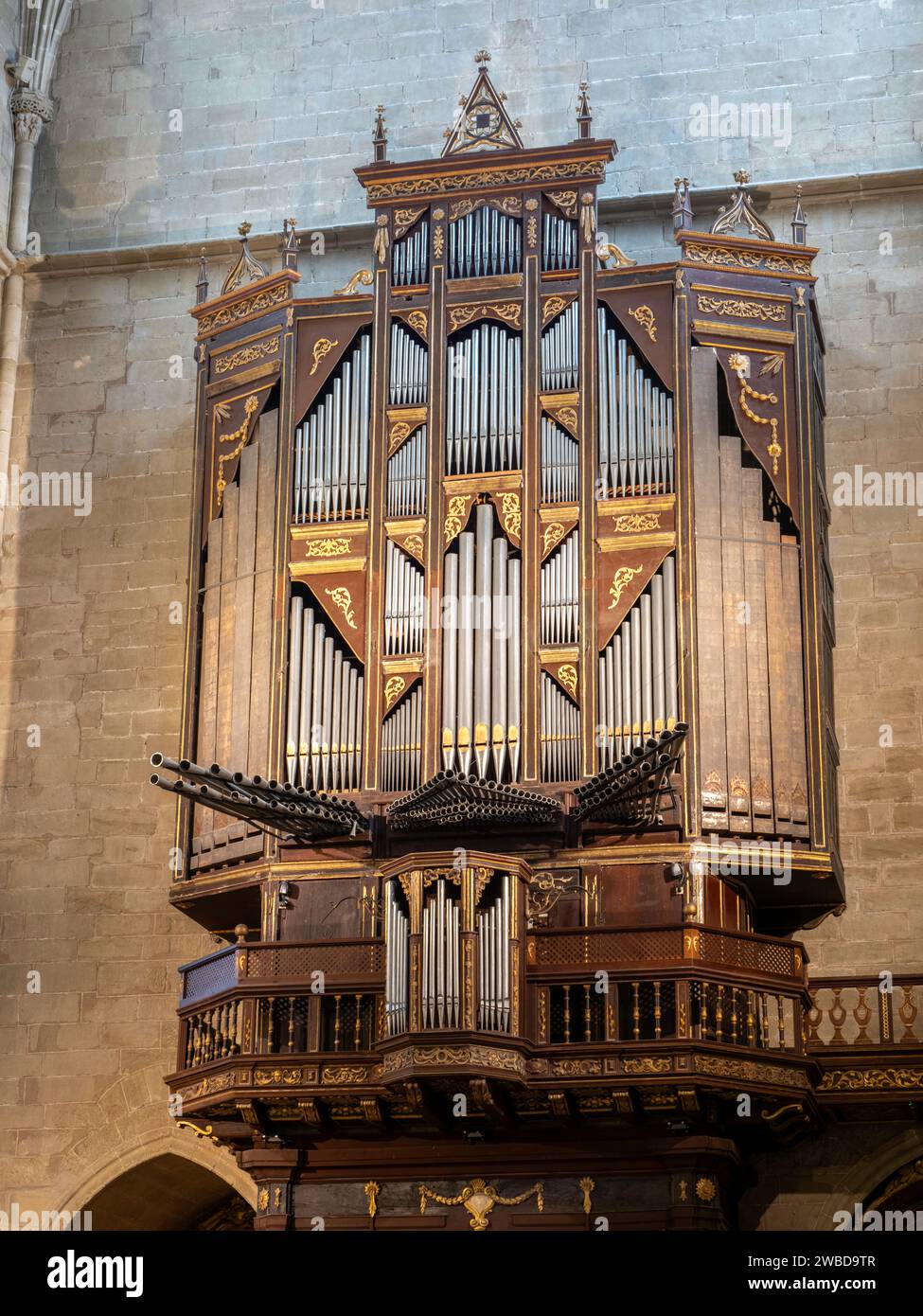 Maestoso organo Pipe all'interno della storica chiesa. Organo della cattedrale gotica di Huesca Foto Stock