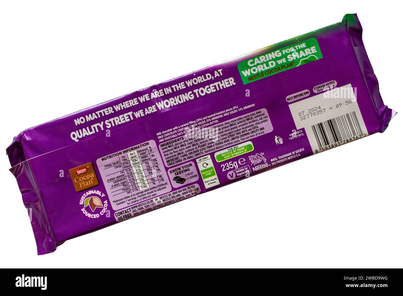 Bar of Quality Street Collisions, barretta di cioccolato isolata su sfondo bianco, deliziose nocciole lisce al caramello e croccanti pezzi di nocciola Foto Stock