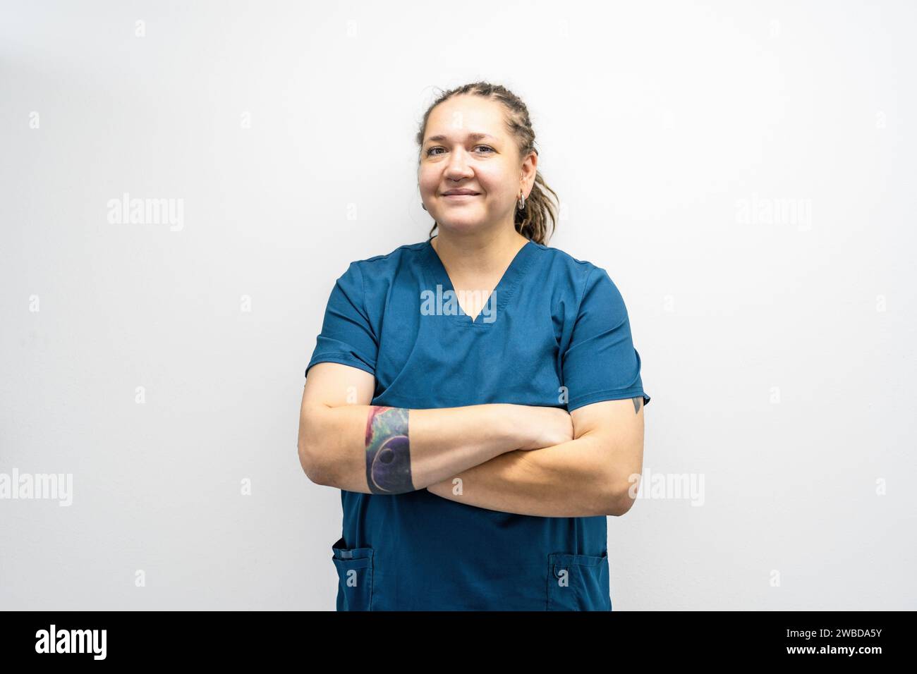 Ritratto di una donna sorridente medico o veterinario in uniforme in clinica. Un medico amichevole guarda la macchina fotografica e sorride. Foto Stock