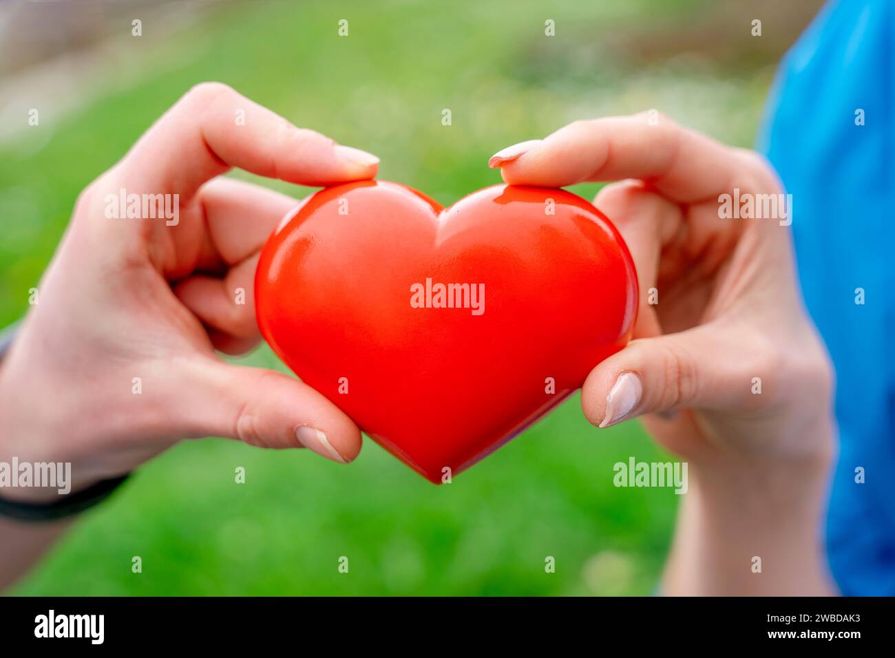 Coppia felice che cerca di collegare due pezzi di cuore - la relazione, nel concetto d'amore Foto Stock