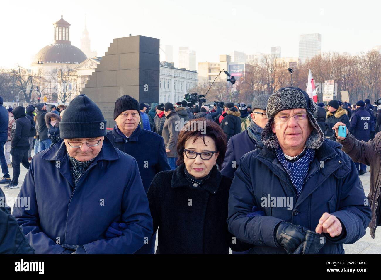 ElÅ¼bieta Witek, StanisÅaw Karczewski, Marek Suski dietro, con i passi di Smolensk sullo sfondo. Commemorazioni mensili del disastro di Smolensk, celebrato dai parlamentari KaczyÅ ski e PiS. Varsavia Polonia Copyright: XMikolajxJaneczekx Foto Stock