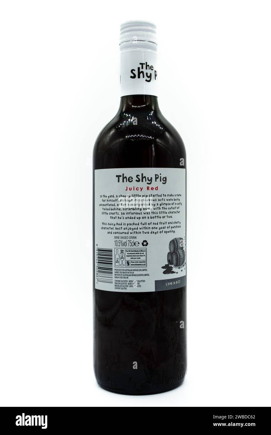 Irvine, Scotland, UK-21 luglio 2023: Australian Vintage (UK) Ltd, con il marchio e l'etichetta Shy Pig Red Wine in una bottiglia di vetro riciclabile e con la g Foto Stock