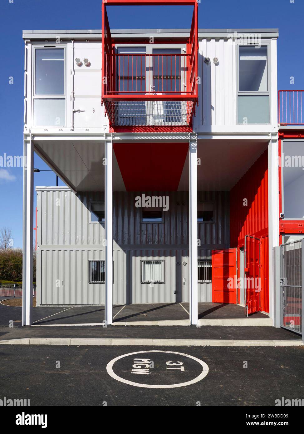 Edificio creato da container usati, Sunderland, Inghilterra nord-orientale, Regno Unito Foto Stock