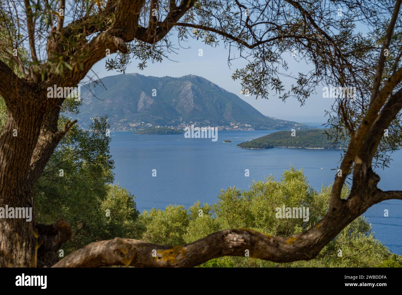 L'isola di Scorpio e Lefkada dalle colline di Meganisi in Grecia Foto Stock