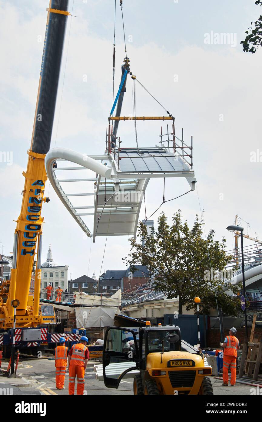 L'industria edile è al lavoro, durante la ricostruzione e la ristrutturazione della stazione di Farringdon, London Underground, Regno Unito Foto Stock