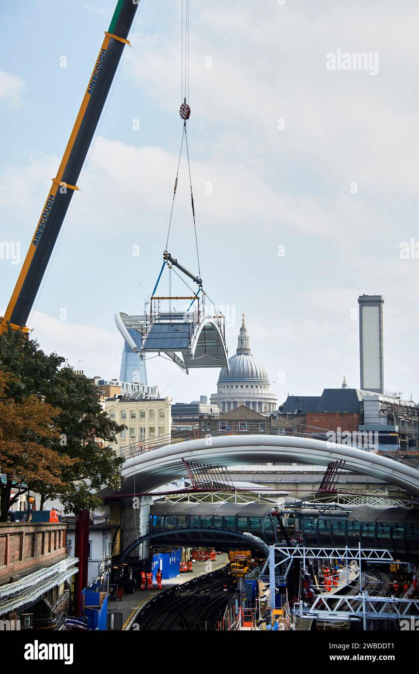 L'industria edile è al lavoro, durante la ricostruzione e la ristrutturazione della stazione di Farringdon, London Underground, Regno Unito Foto Stock