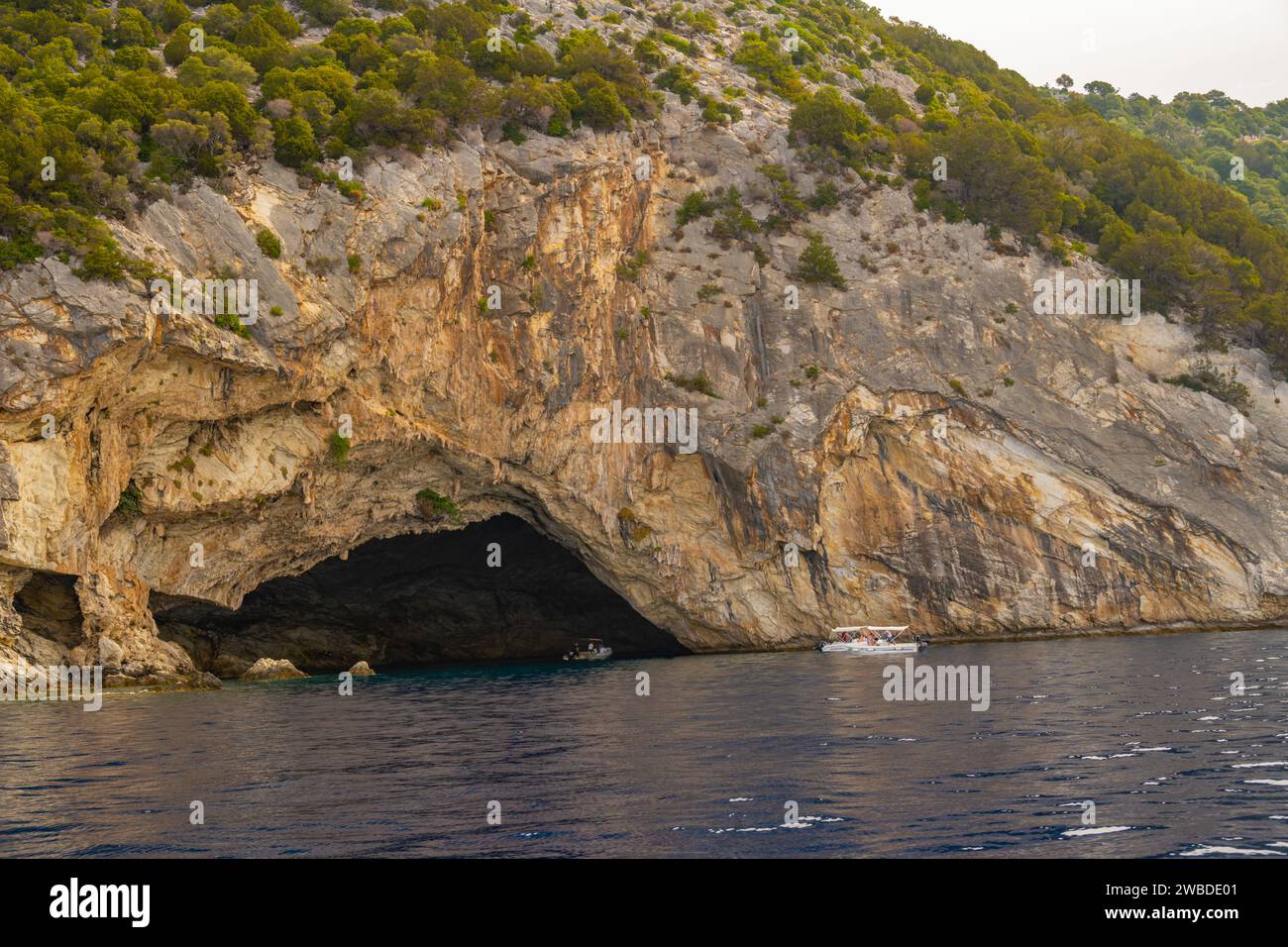 Grotta del Mare di Meganisi Papanikolis sulla costa occidentale di Meganisi Foto Stock