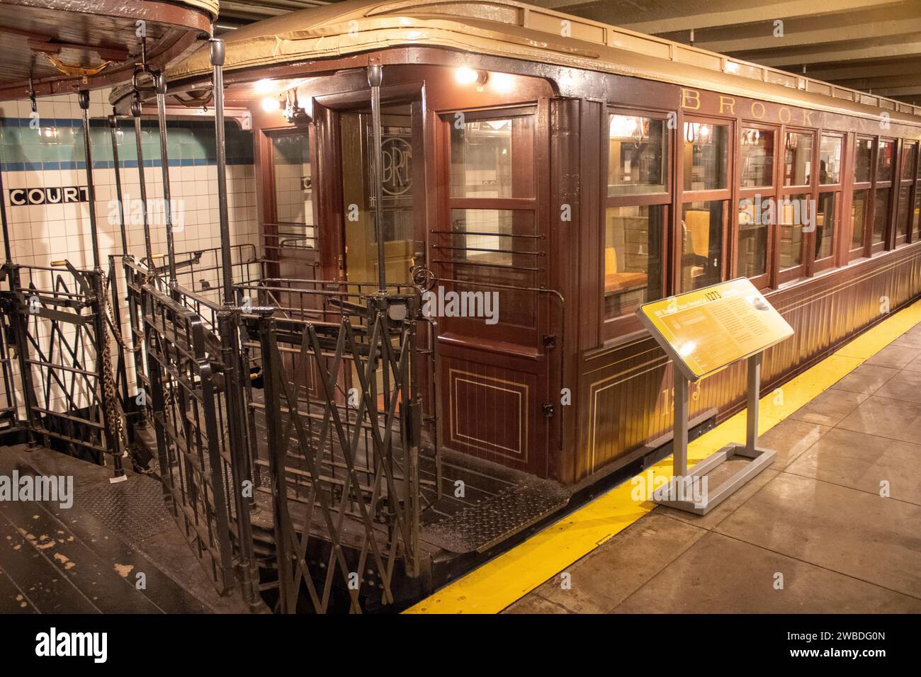 Un vecchio treno alla stazione della metropolitana del New York Transit Museum. Centro di Brooklyn, Stati Uniti Foto Stock