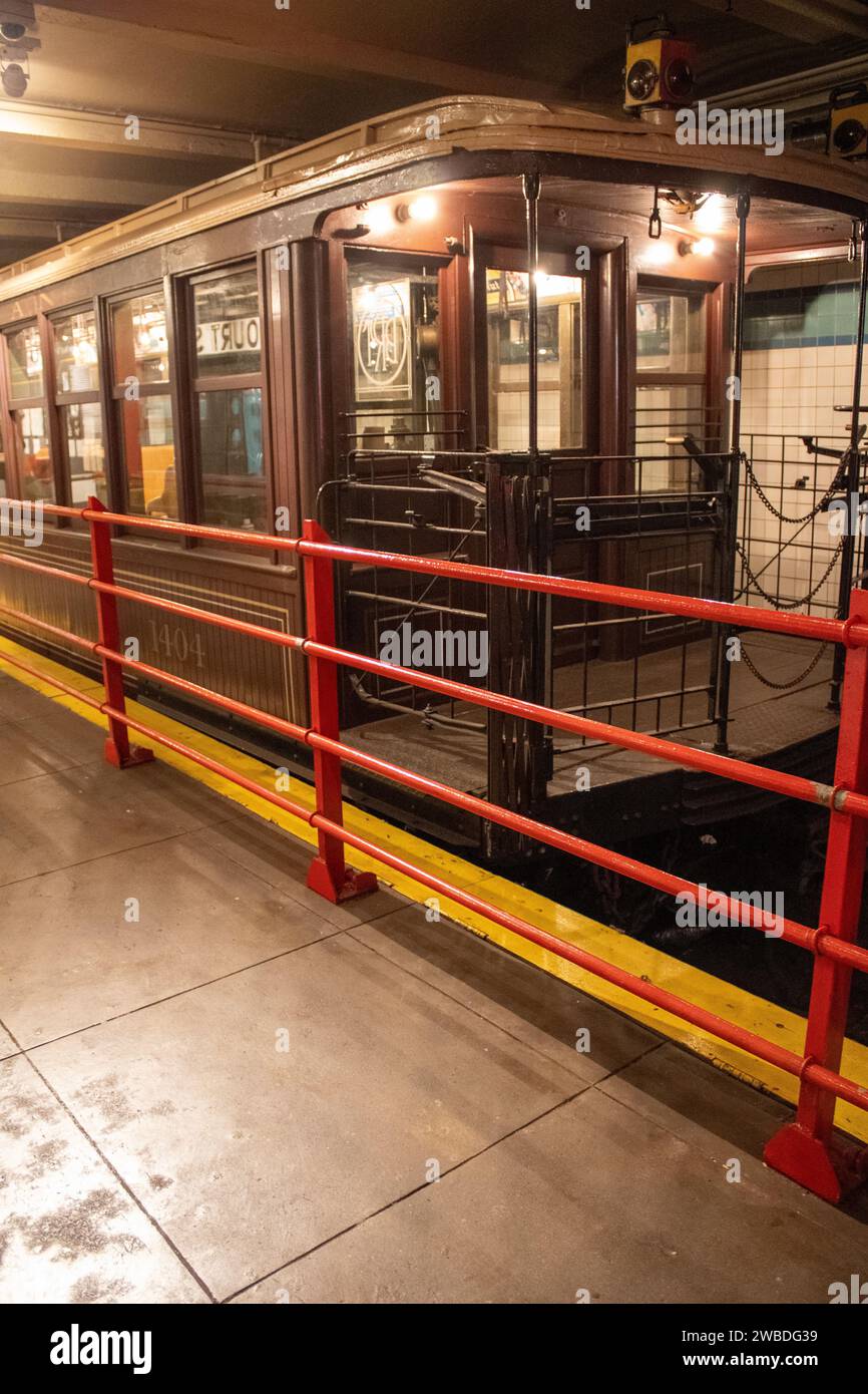 Un vecchio treno alla stazione della metropolitana del New York Transit Museum. Centro di Brooklyn, Stati Uniti Foto Stock
