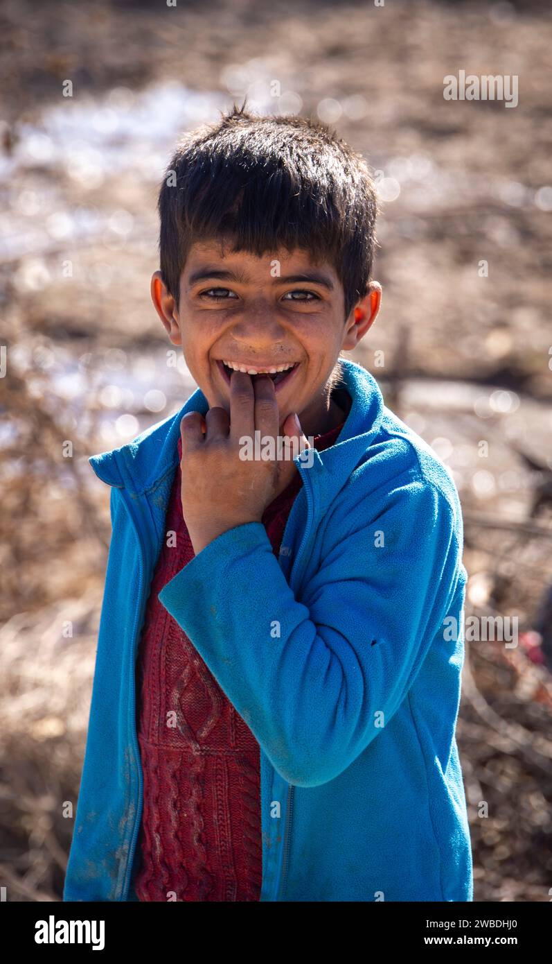 Ragazzo con le dita in bocca, Samarra, Iraq Foto Stock