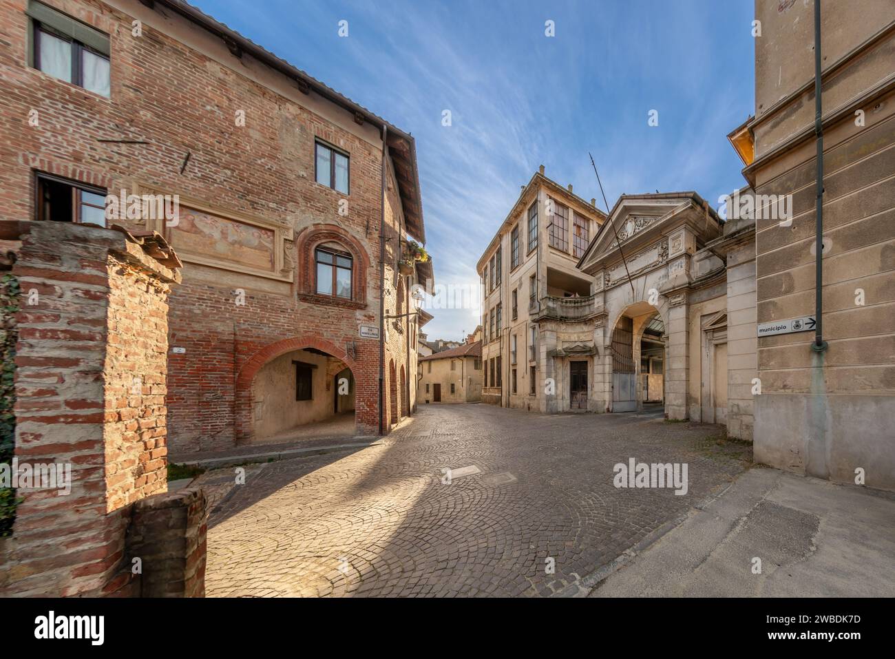 Carignano, Italia - 18 novembre 2023: Vista su via Monte di Pieta con antica casa medievale con affresco e portale neo-barocco dell'ex Bona e delle Foto Stock