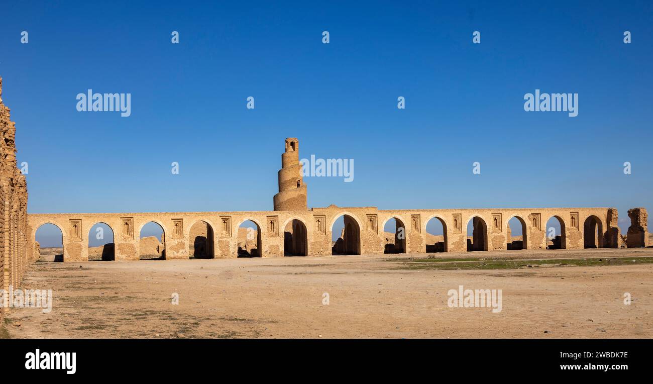 Vista del cortile interno e due persone su una stretta scalinata del minareto, la Moschea Abbaside Abu Dulaf del IX secolo, Samarra, Iraq Foto Stock