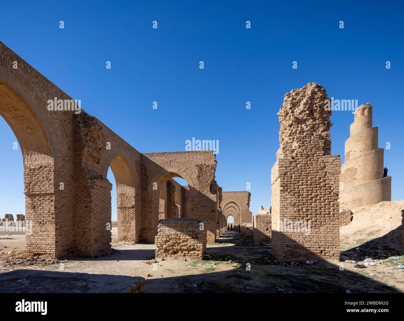 Turisti iracheni che visitano la Moschea Abbaside Abu Dulaf del IX secolo, Samarra, Iraq Foto Stock