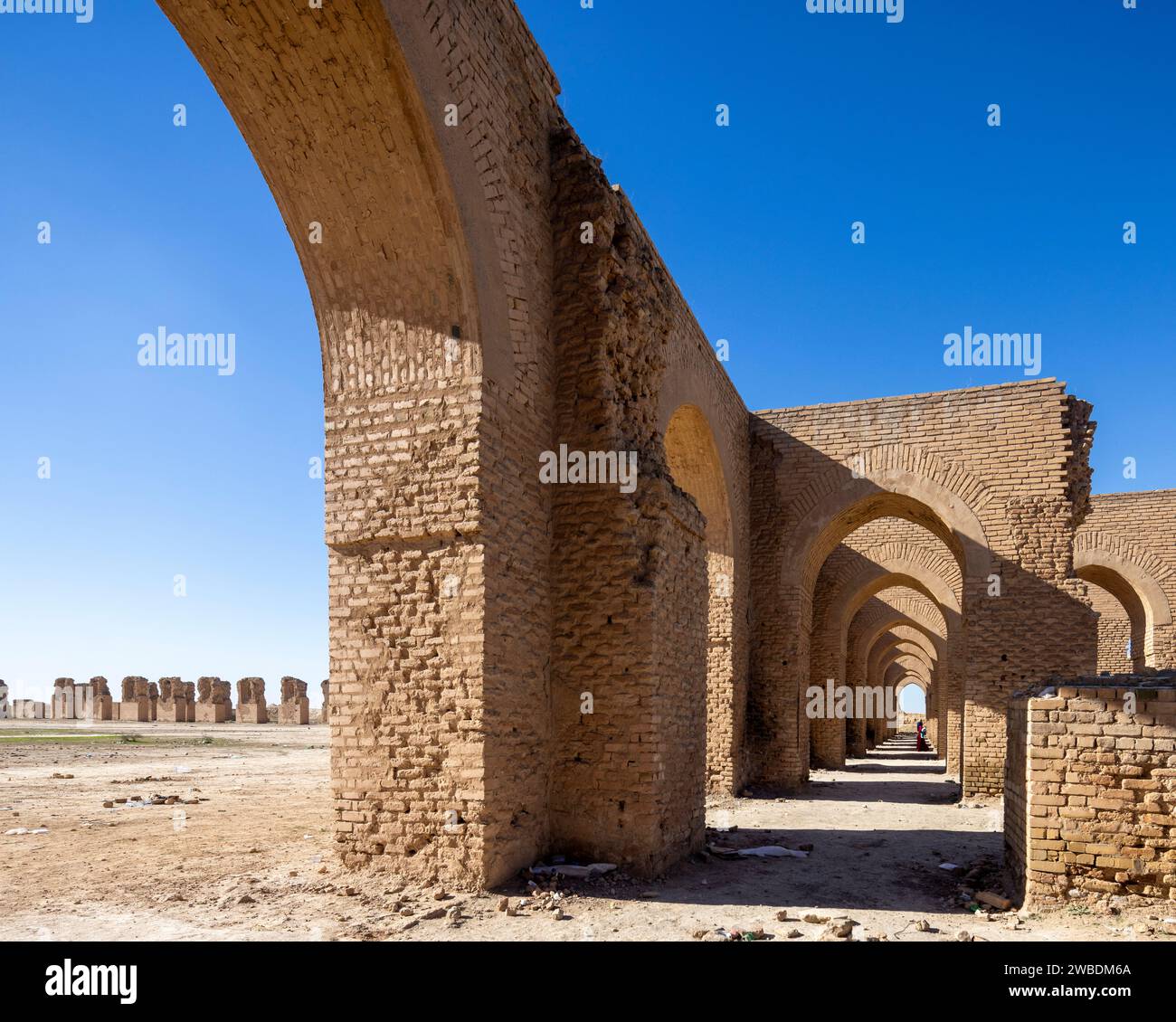 Vista dei portici interni, della moschea abbaside Abu Dulaf del IX secolo, Samarra, Iraq Foto Stock