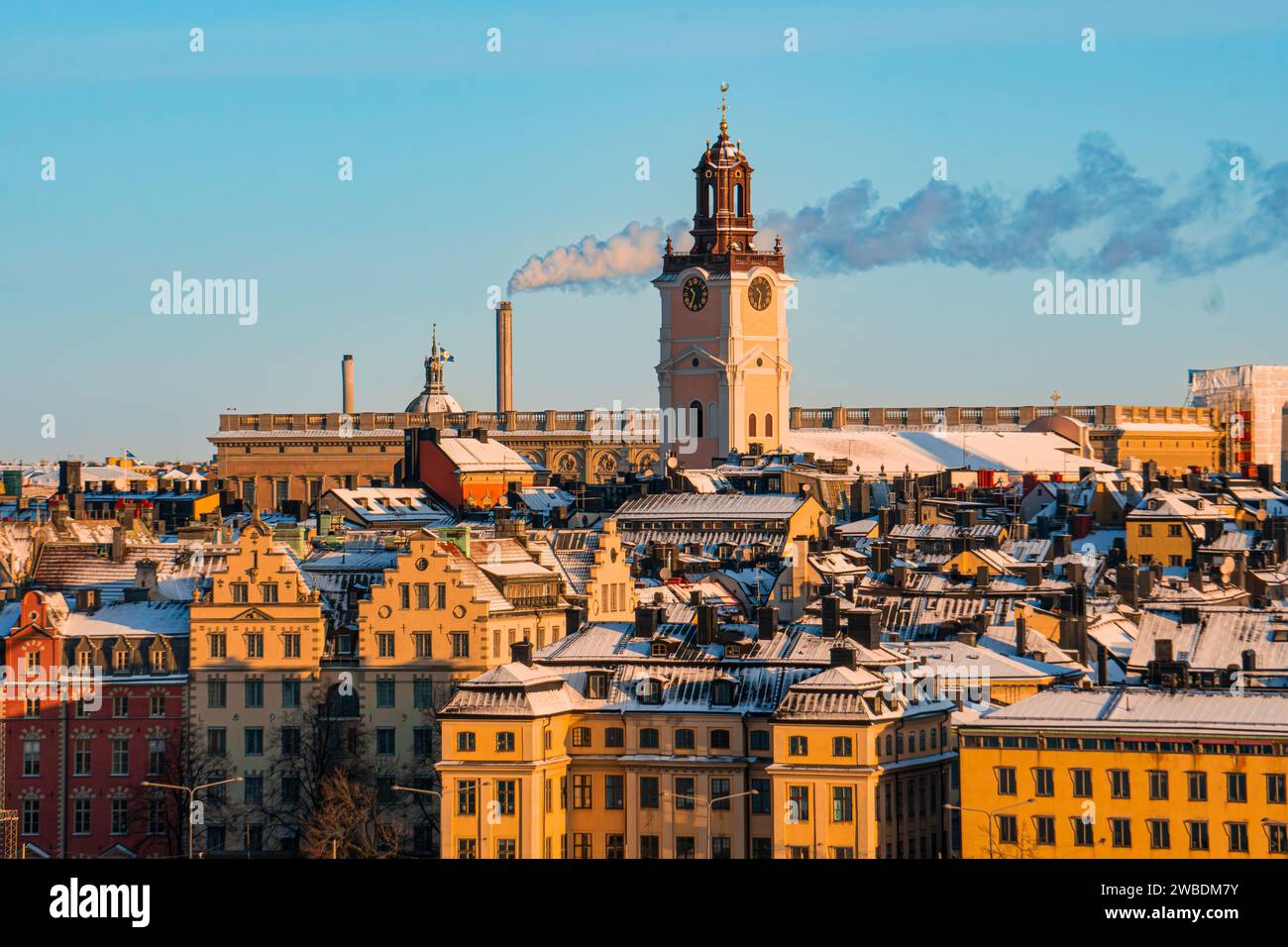 La chiesa tedesca nella città vecchia di Stoccolma, in Svezia, in una fredda giornata invernale. Tetto del palazzo reale sullo sfondo e tetti di Gamla Stan. Foto Stock